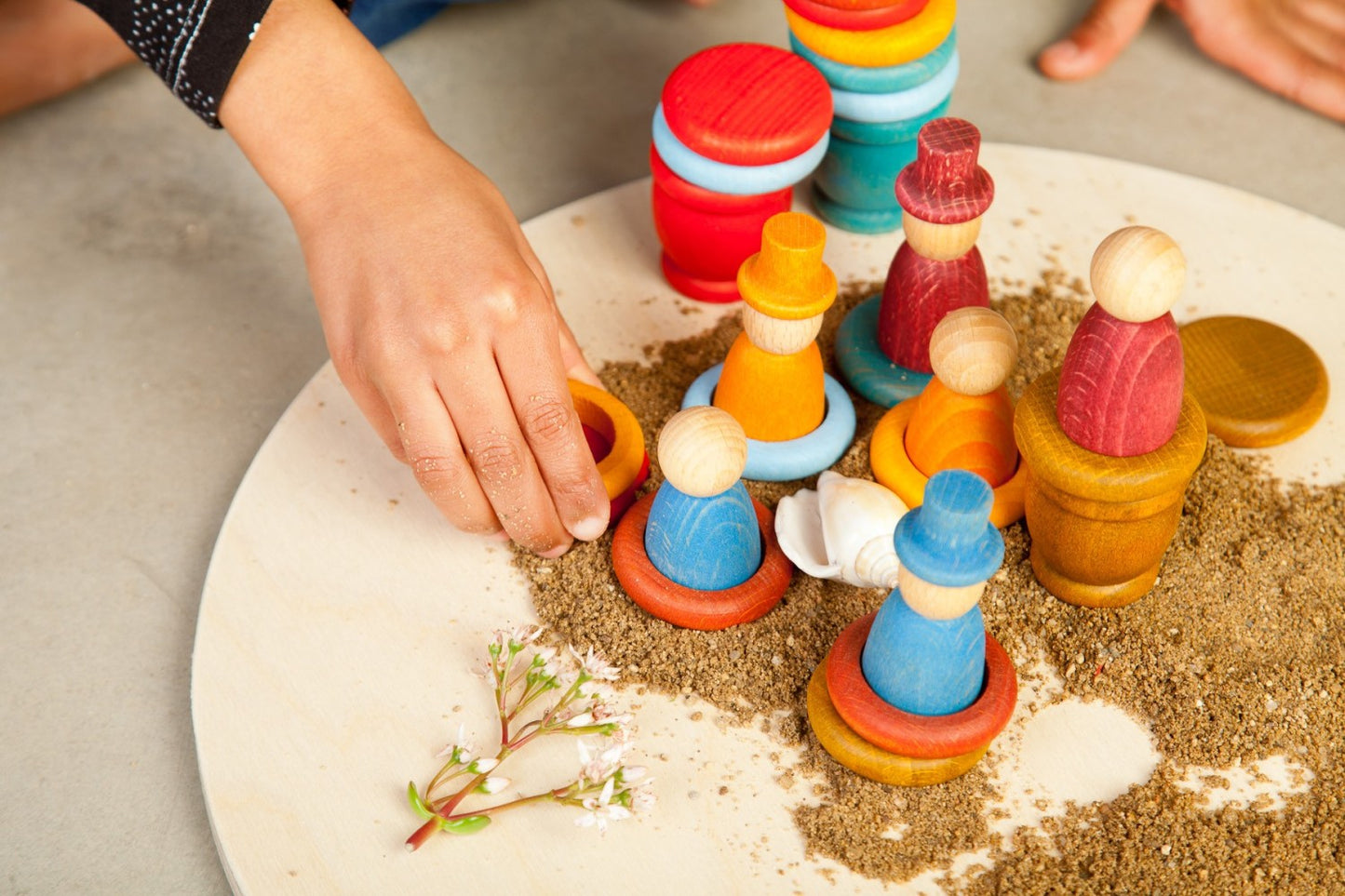 Kind bouwt met de Nins en ringen van Aguamarina Summer