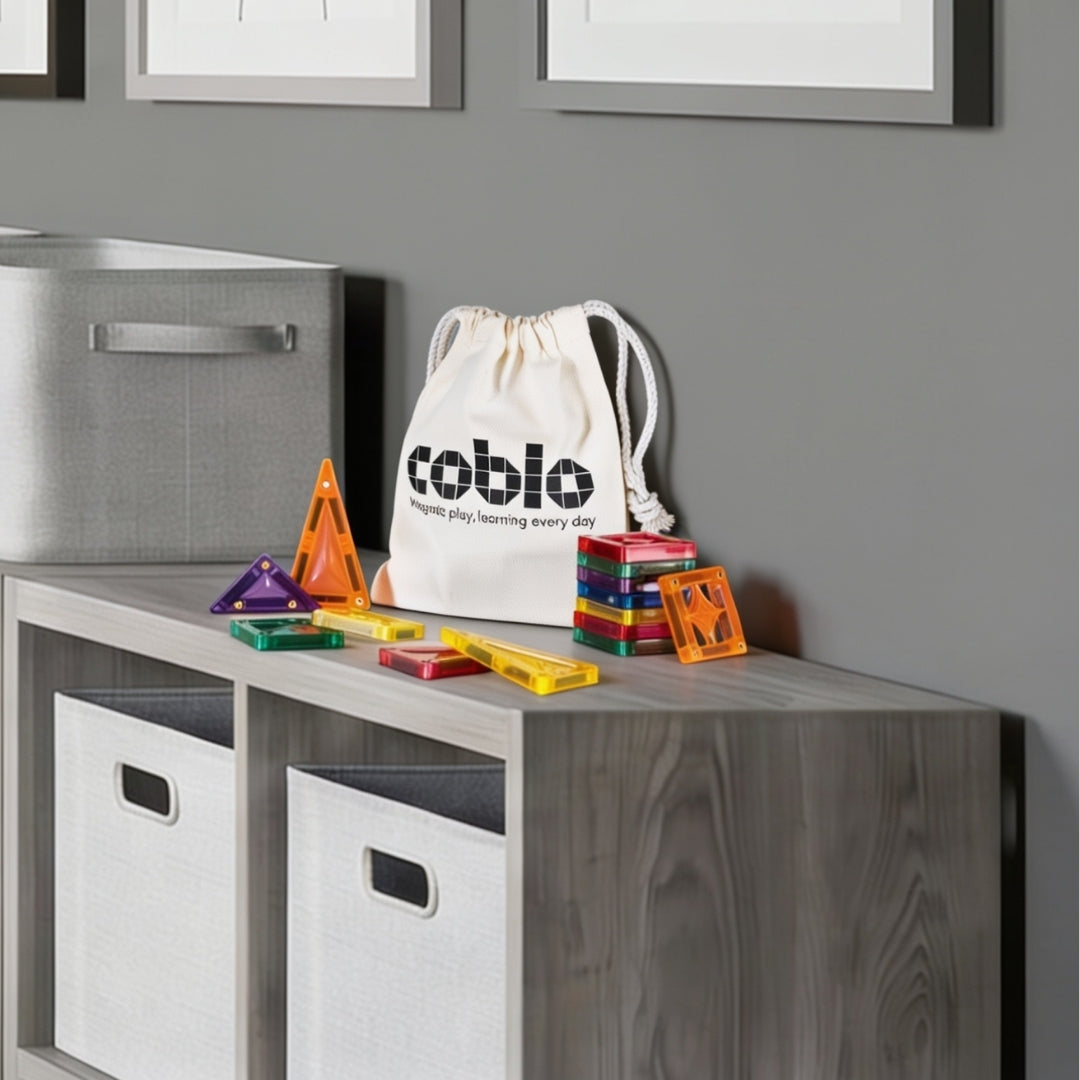 Coblo Mini Classic tegels met opbergzak op een kast