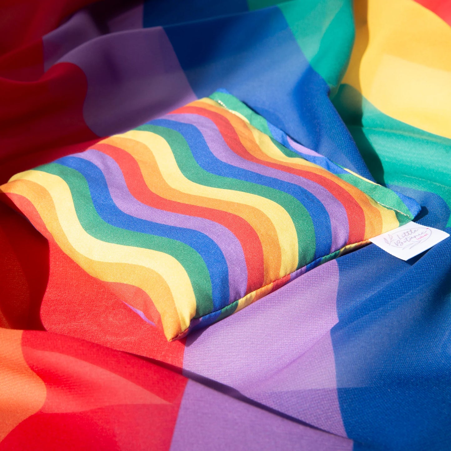 Little Botanic label | Playcycle speeldoek | Waves | Regenboog  | Medium