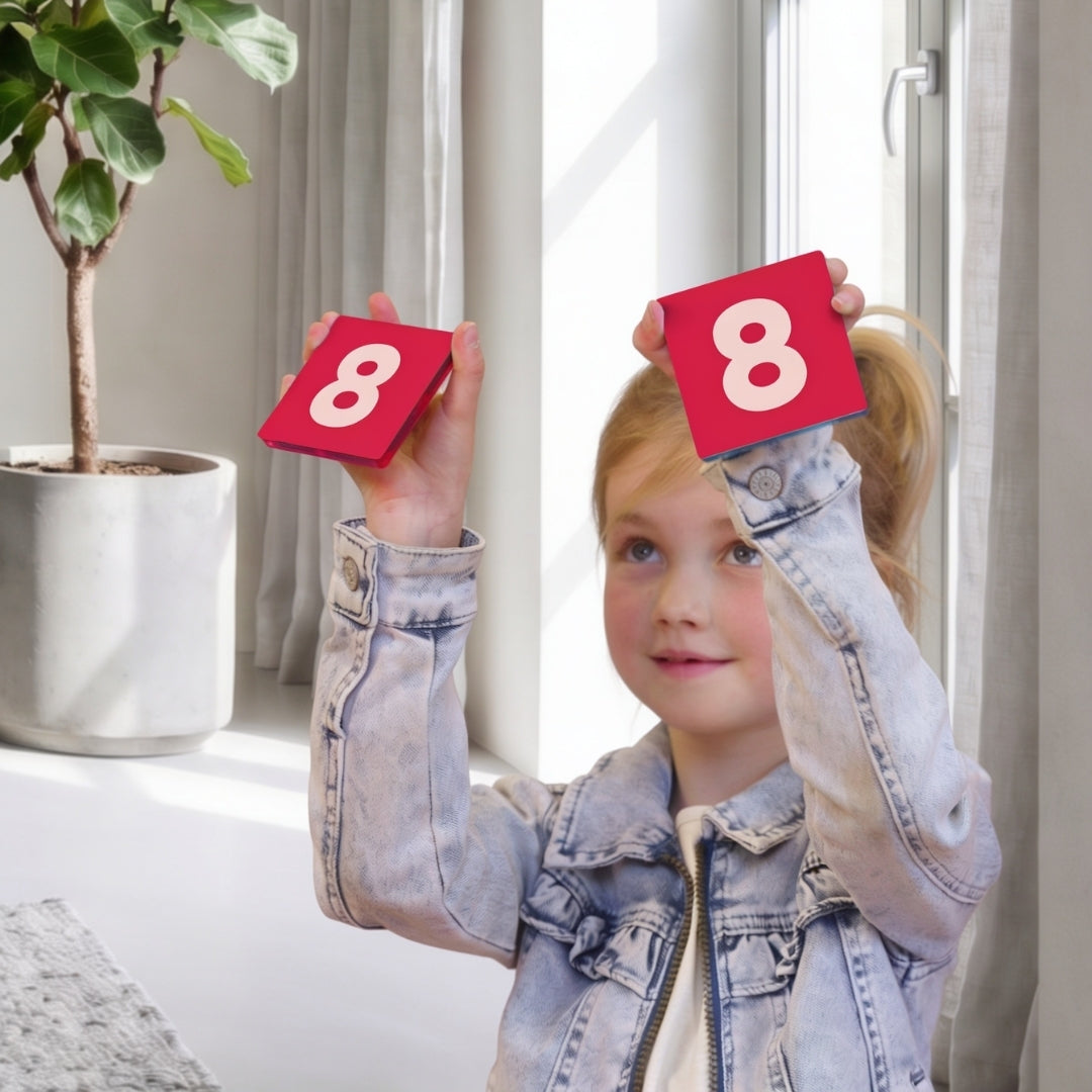 Kind houdt twee rode Coblo-cijfertoppers met het cijfer 8 omhoog
