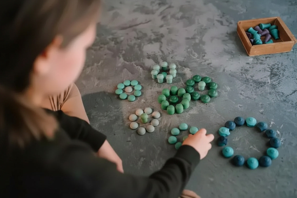 Kind maakt patronen met de koele Mandala Mix onderdelen