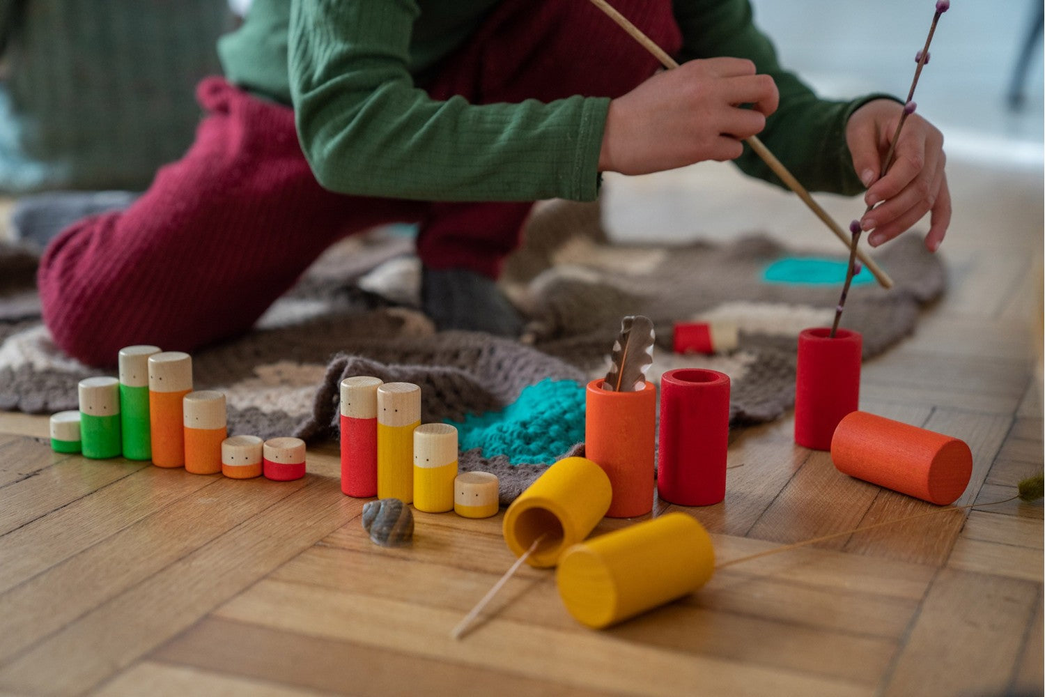 Kind bouwt een open constructie met de onderdelen van Grapat LO
