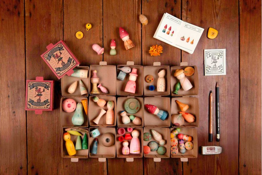 Verzameling geopende Lucky Lucky blind boxes met verschillende houten sets