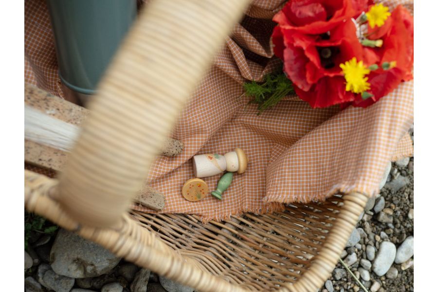 Geopende Lucky Lucky blind box met houten verrassingsset in een mand