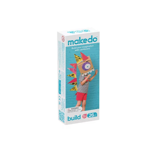 Verpakking van Makedo Build Kit met kind in kartonnen fantasiekostuum