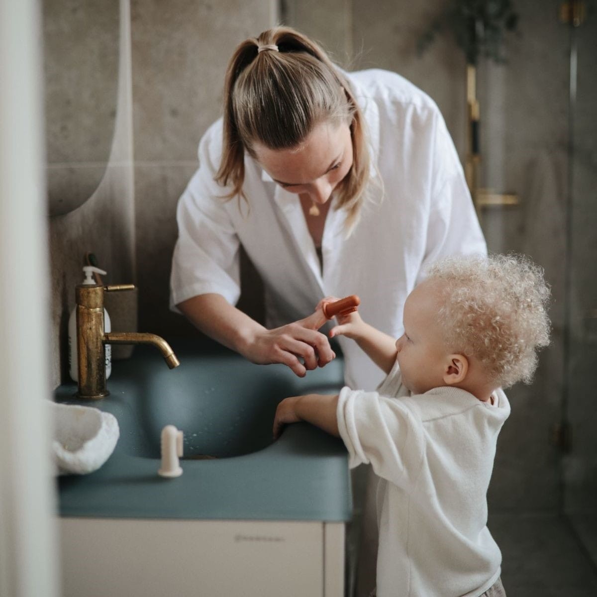 Mushie | Finger Toothbrush | Clay / Shifting Sand