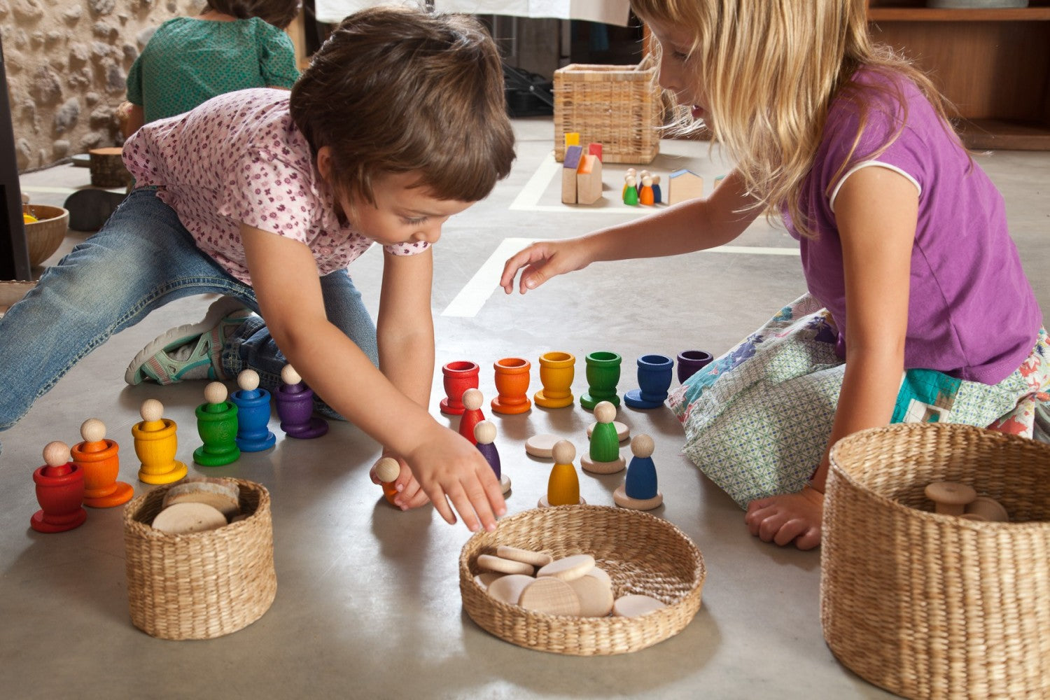 Kinderen combineren Nins, mates en munten in vrij spel