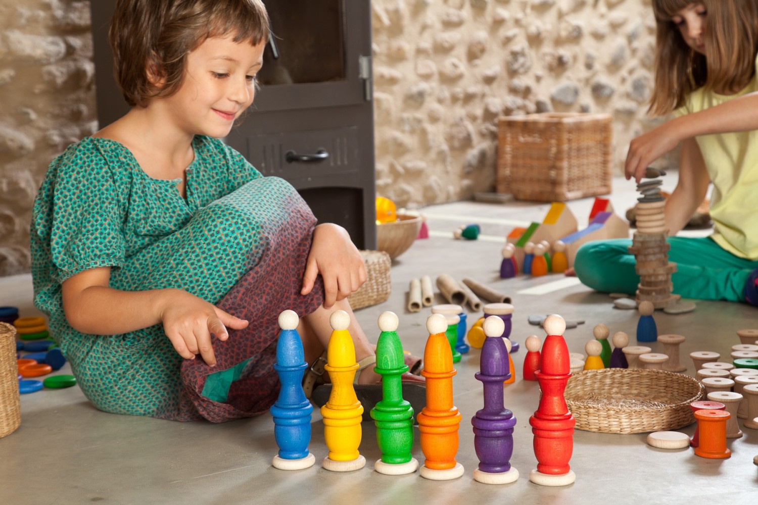 Kinderen sorteren kleurrijke Nins, mates en munten aan tafel