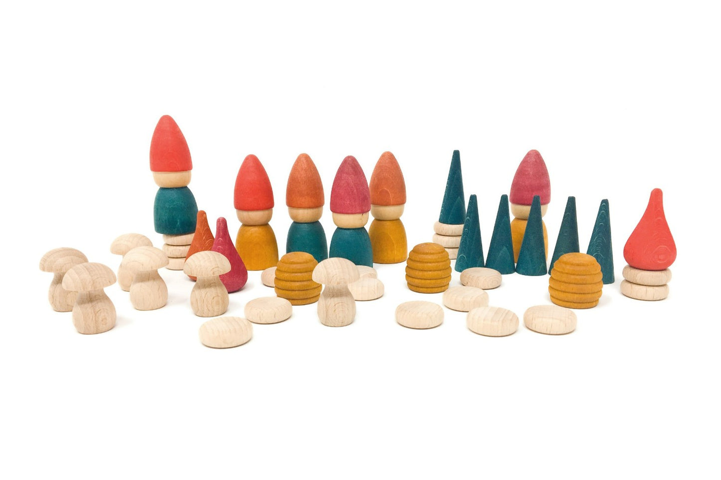Detail van Nins Tomten met munten, kegels, vuren en paddenstoelen