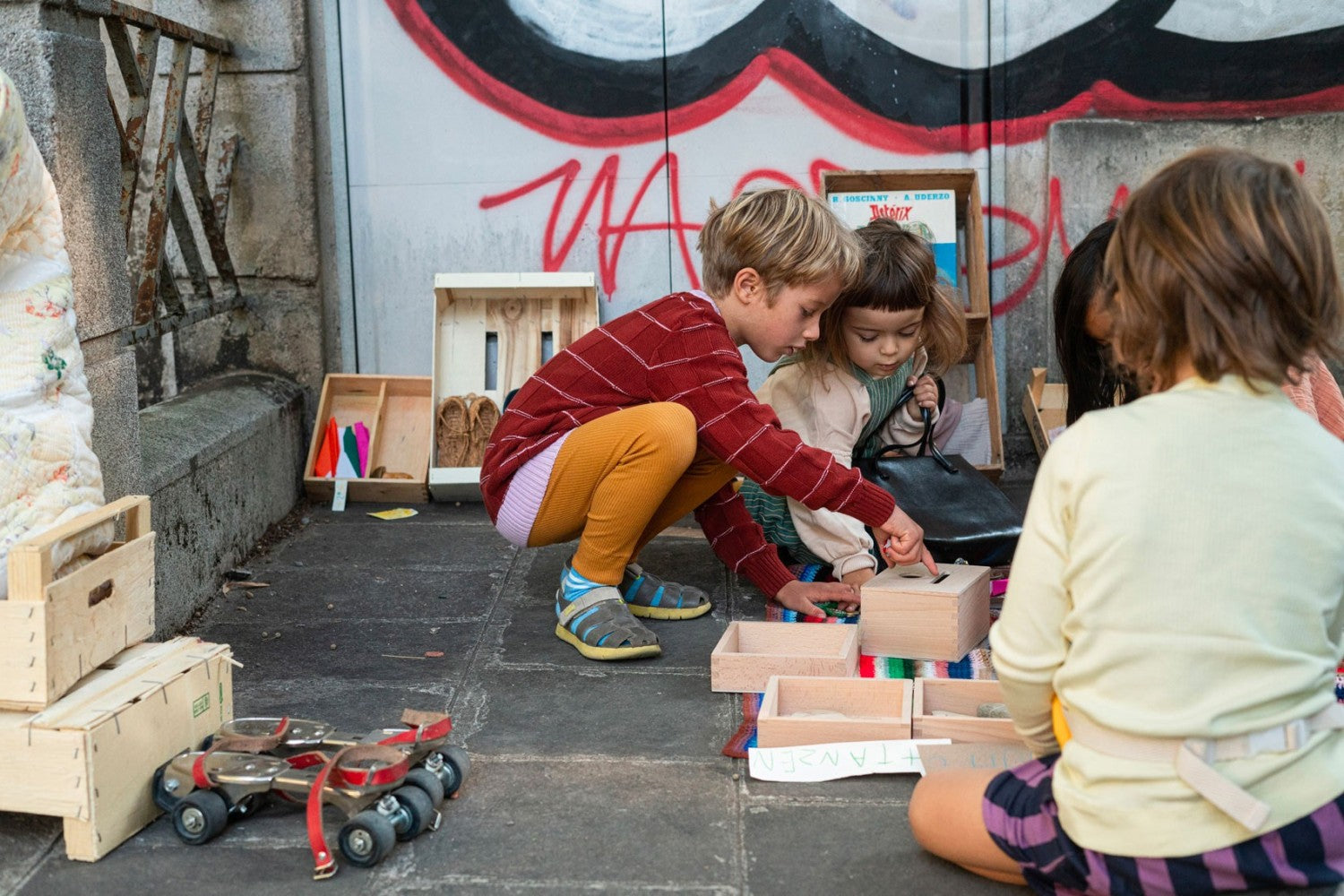 Kinderen spelen samen met de Grapat Permanence Box