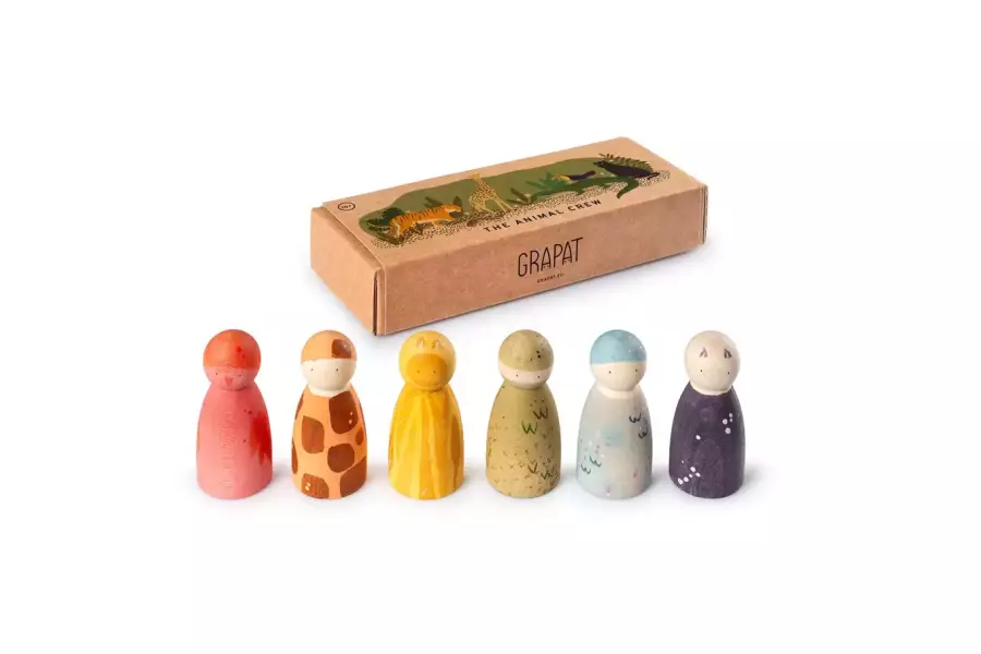Kinderen spelen op de bank met de dierfiguren van The Animal Crew