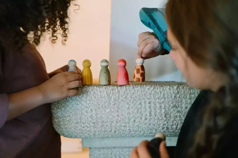 Twee kinderen maken een speelwereld met The Animal Crew