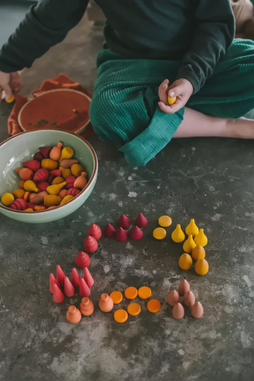 Handen sorteren rode, oranje en gele Mandala Mix onderdelen