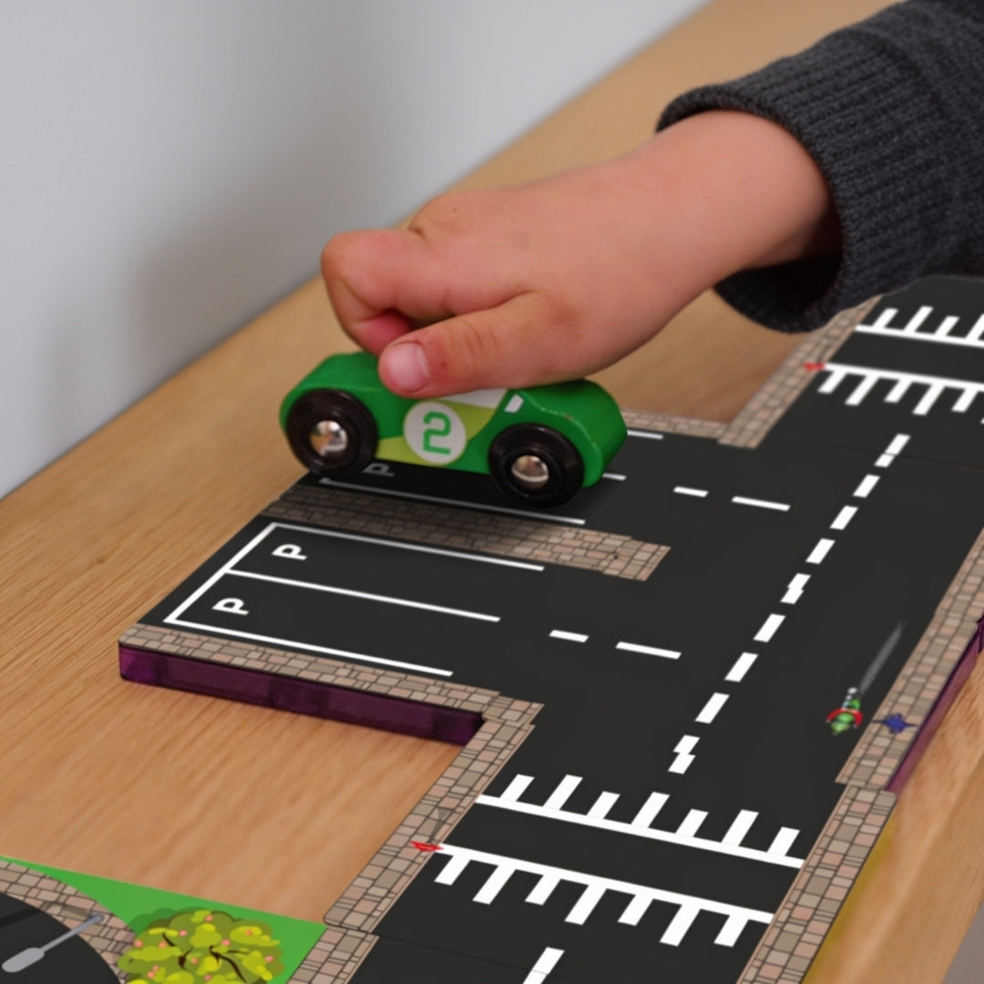Groene speelgoedauto op Coblo-wegentoppers met parkeerplaatsen
