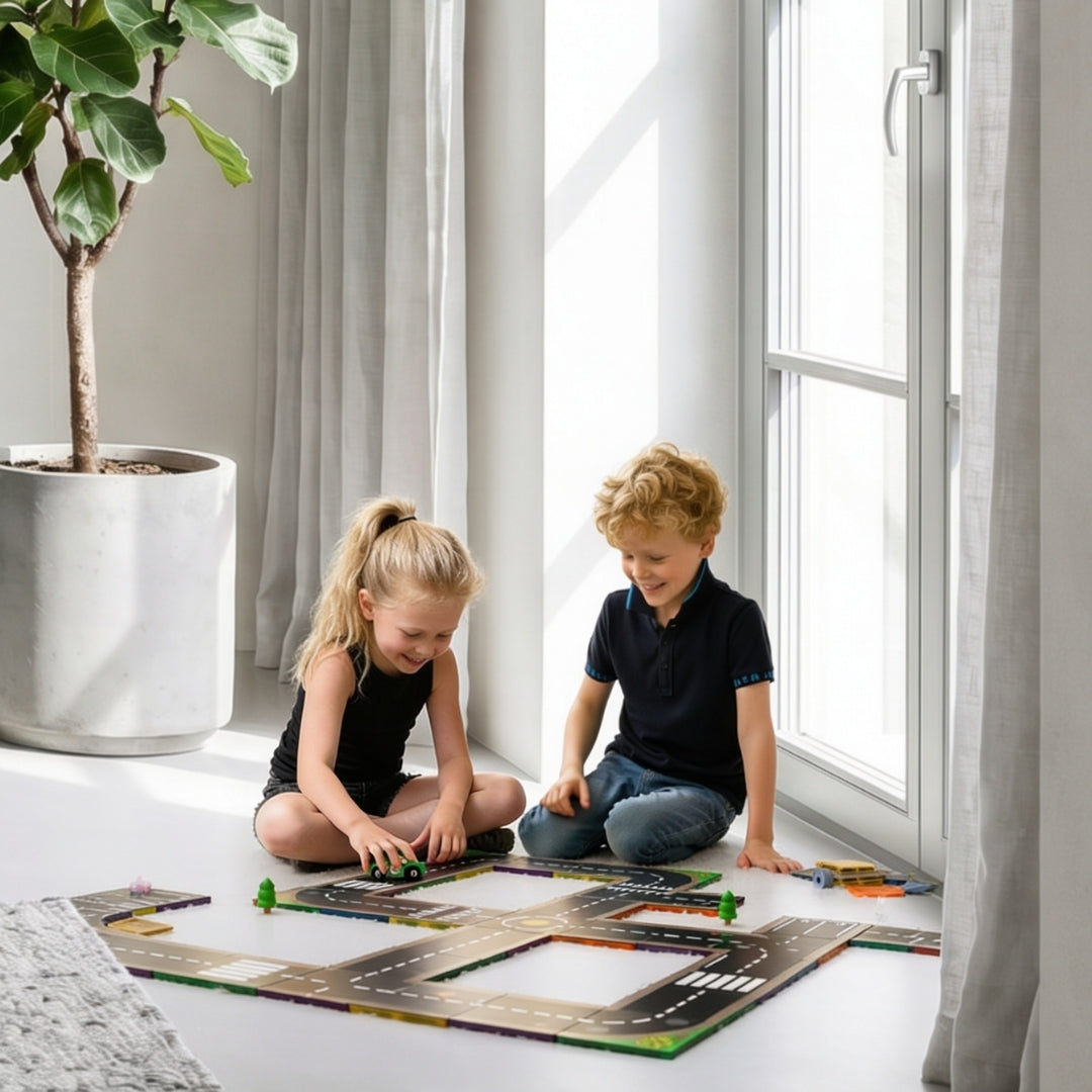 Twee kinderen spelen met Coblo-wegentoppers op de vloer
