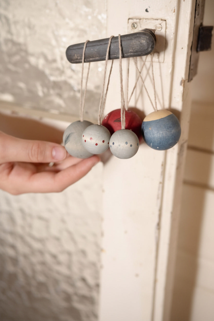 Wish Balls opgehangen aan een houten wandrek